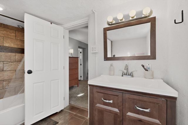 915 22nd Street NW, Albuquerque, NM 87104