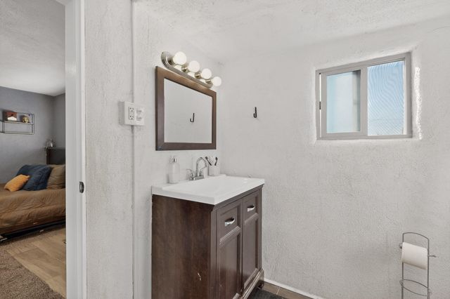 915 22nd Street NW, Albuquerque, NM 87104