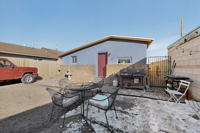 915 22nd Street NW, Albuquerque, NM 87104