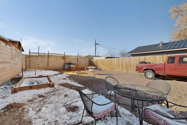 915 22nd Street NW, Albuquerque, NM 87104