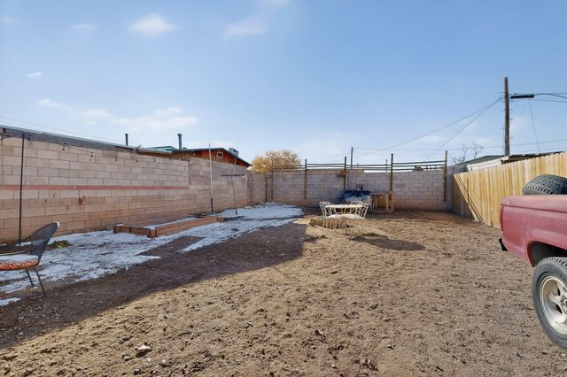 915 22nd Street NW, Albuquerque, NM 87104