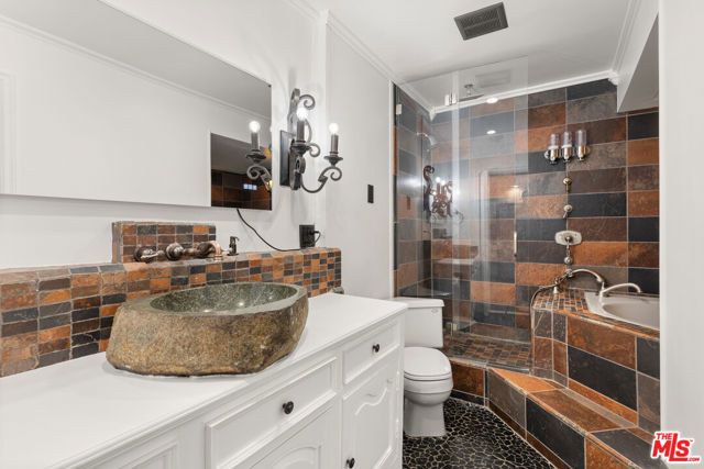 740 N Kings Road 102, West Hollywood, CA 90069