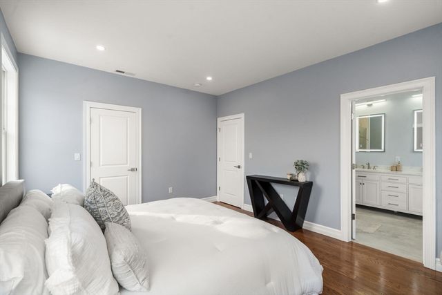 667 Boylston St 667, Newton, MA 02459