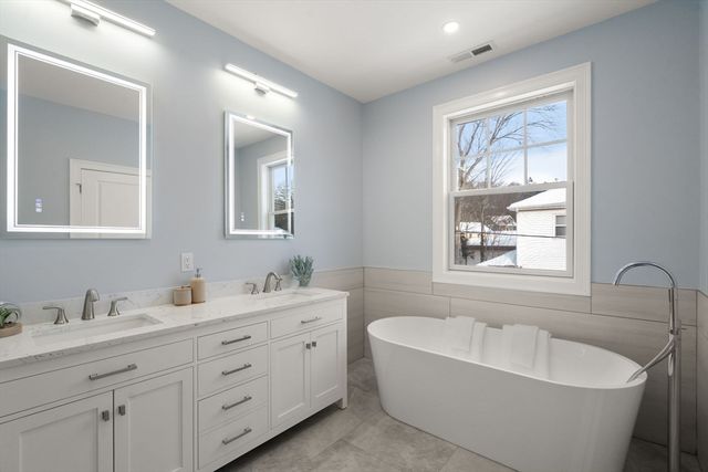 667 Boylston St 667, Newton, MA 02459