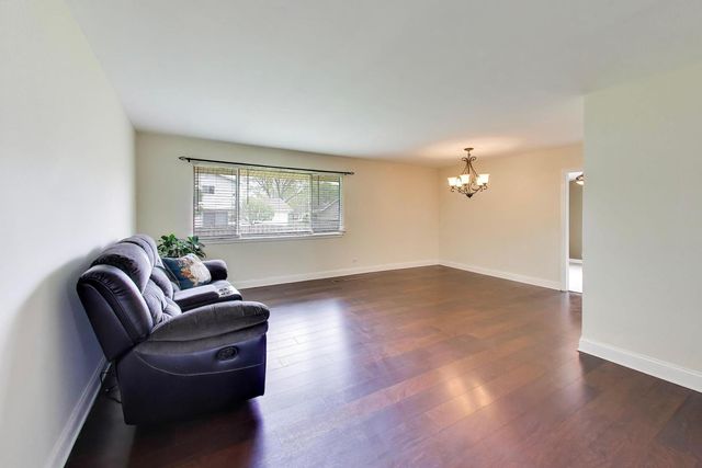 605 N Rohlwing Road, Palatine, IL 60074