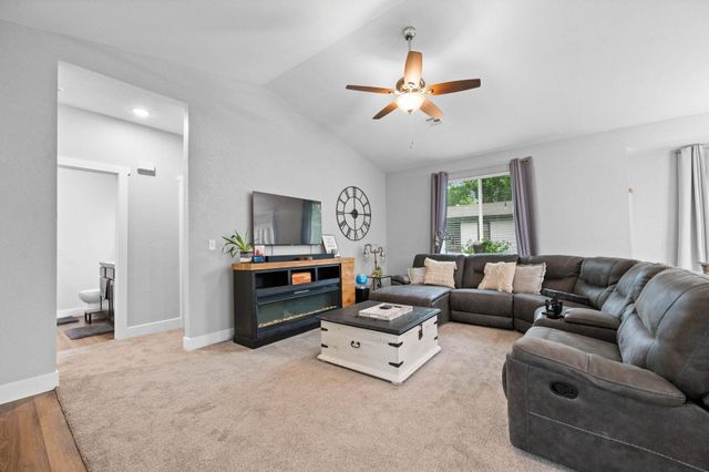 512 W 8th Ave, El Dorado, KS 67042