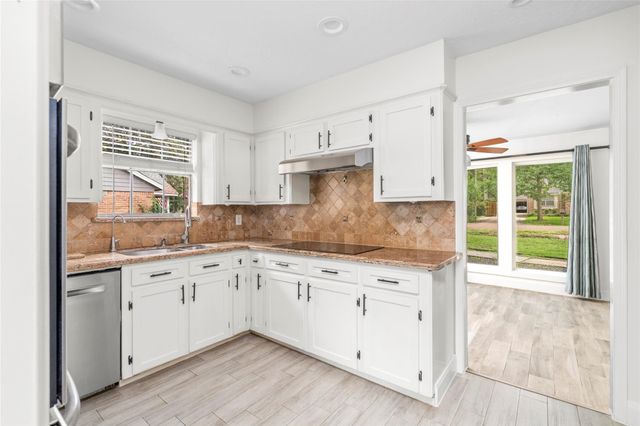 560 Landfall Lane, Conroe, TX 77302