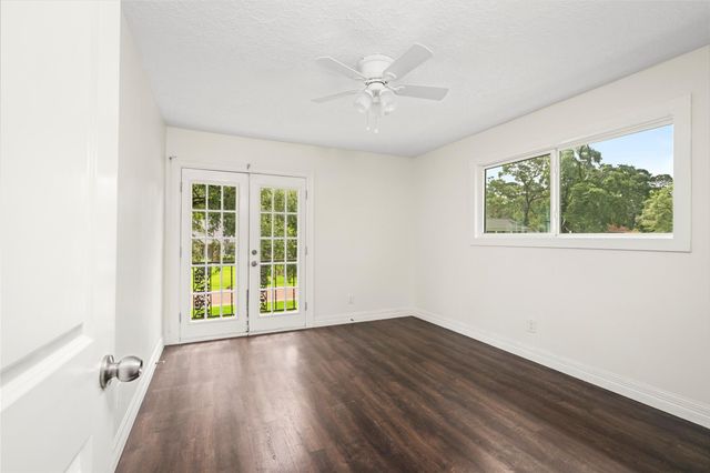 560 Landfall Lane, Conroe, TX 77302