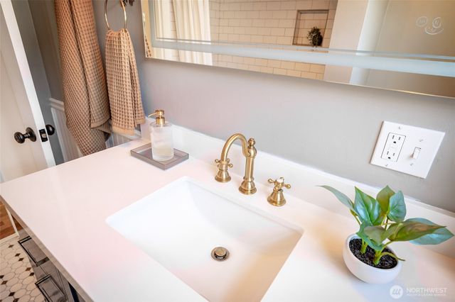 819 K Avenue, Anacortes, WA 98221