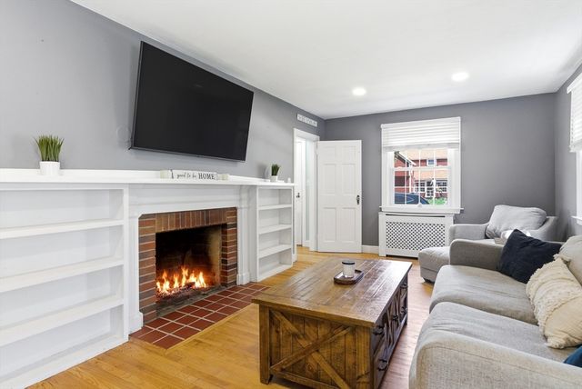 23 Kenilworth Rd, Shrewsbury, MA 01545