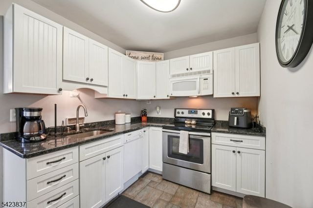 9 Cottonwood Ct, Hardyston Twp., NJ 07460