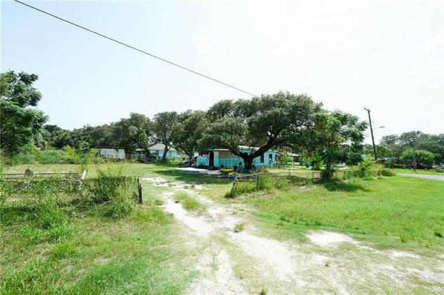 518 N Racine St, Rockport, TX 78382