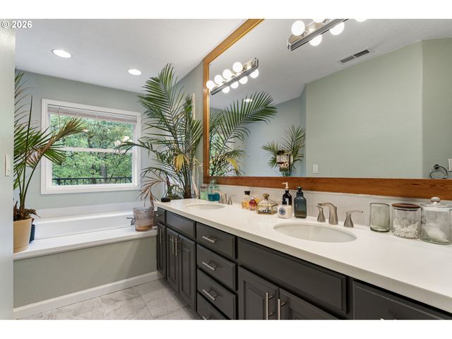 7632 Sw RUBY Ter, Portland, OR 97219