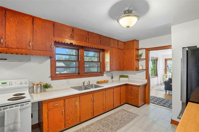 718 6th Avenue, Coralville, IA 52241