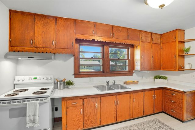 718 6th Avenue, Coralville, IA 52241