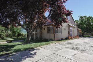 S 712 10th St, Sunnyside, WA 98944