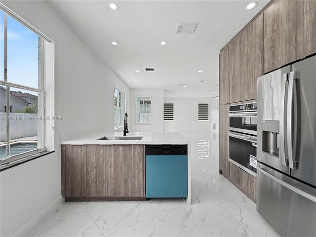 15486 SW 23rd Ln, Miami, FL 33185