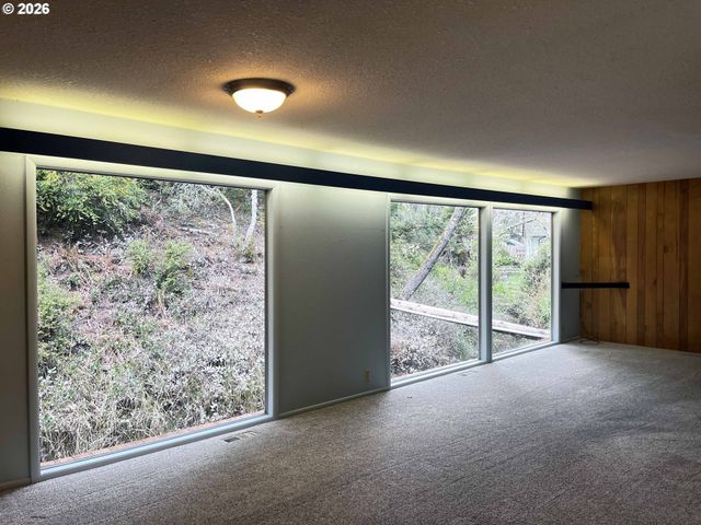 5635 Martin Rd, Florence, OR 97439