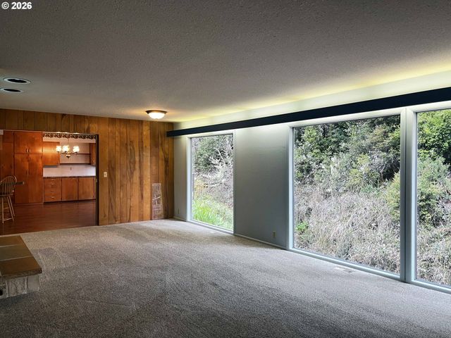 5635 Martin Rd, Florence, OR 97439