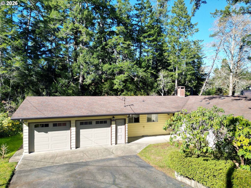 5635 Martin Rd, Florence, OR 97439