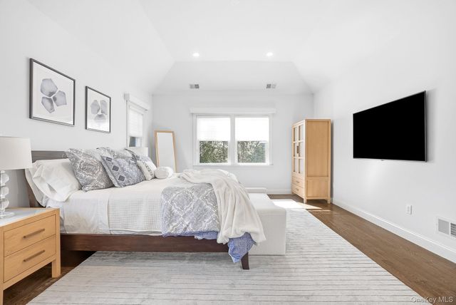 8 Wakefield Road, Scarsdale, NY 10583