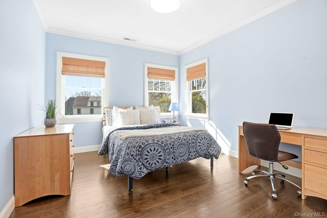 8 Wakefield Road, Scarsdale, NY 10583