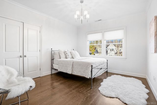 8 Wakefield Road, Scarsdale, NY 10583