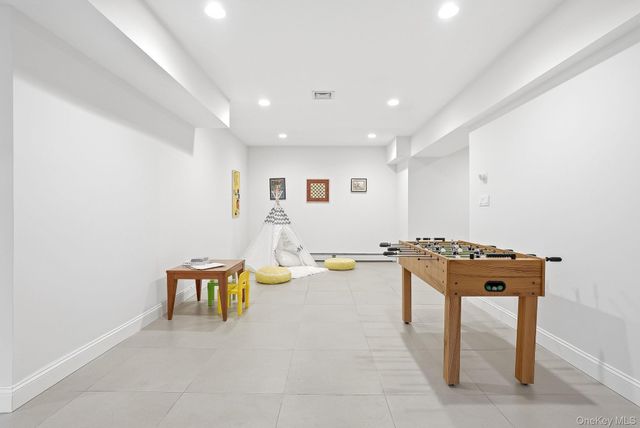 8 Wakefield Road, Scarsdale, NY 10583