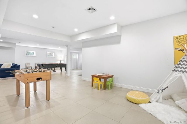 8 Wakefield Road, Scarsdale, NY 10583