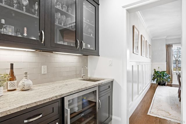 8 Wakefield Road, Scarsdale, NY 10583