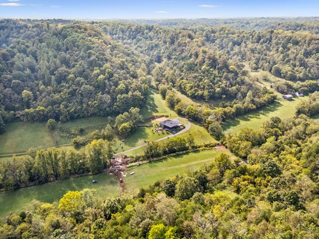 2658 Sycamore Valley Rd, Pleasant Shade, TN 37145