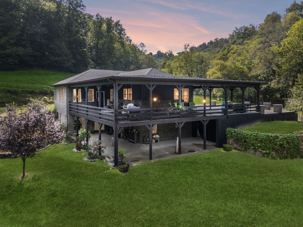 2658 Sycamore Valley Rd, Pleasant Shade, TN 37145