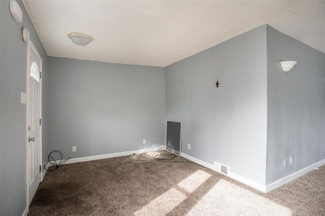 2736 Des Moines Street, Des Moines, IA 50317