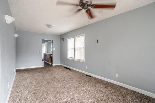 2736 Des Moines Street, Des Moines, IA 50317