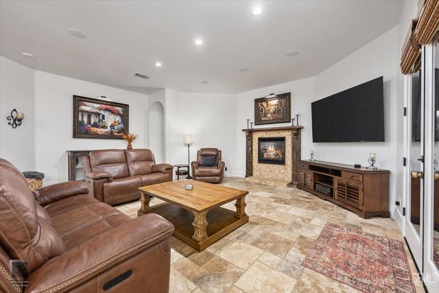 17609 Legend Oaks Lane, Bakersfield, CA 93314