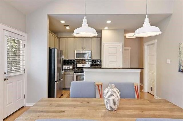 2001 Faro DR 15, Austin, TX 78741