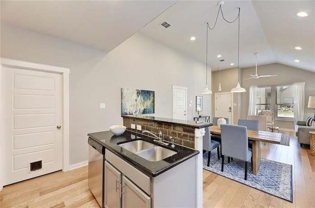 2001 Faro DR 15, Austin, TX 78741