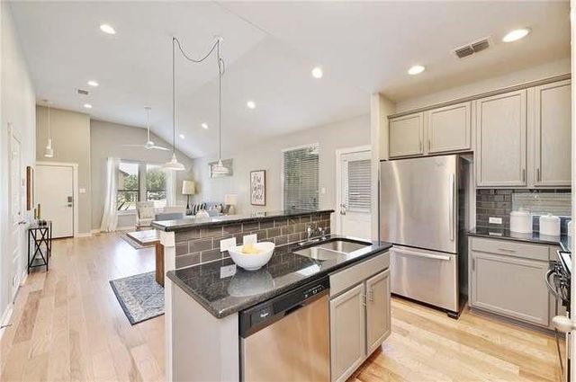 2001 Faro DR 15, Austin, TX 78741