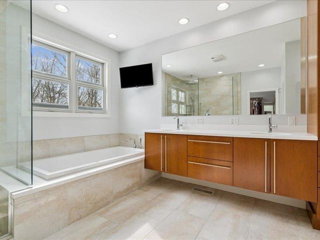 702 Stoneman Court, Fayette, IA 52142