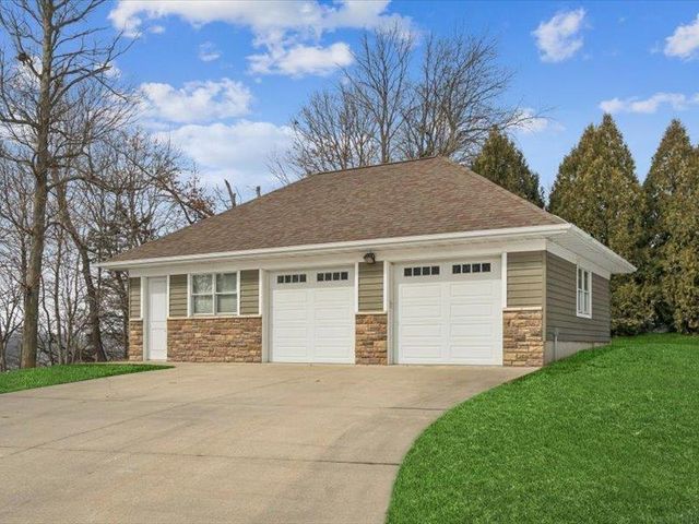 702 Stoneman Court, Fayette, IA 52142