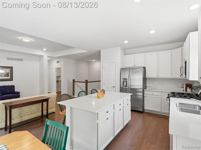 121 Coppice Way, White Lake, MI 48386