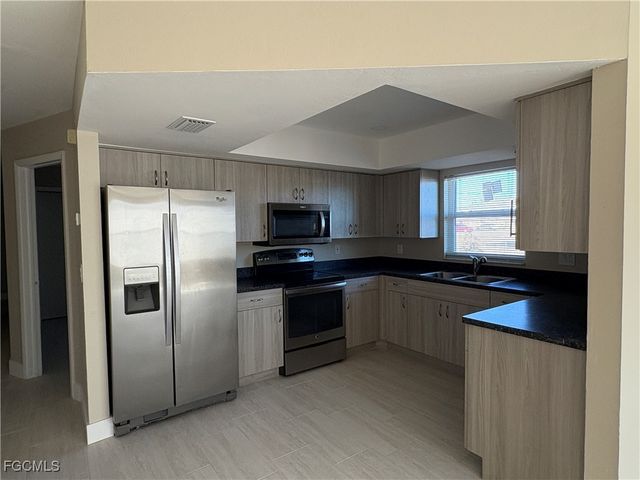 3608 SW 7th PL, Cape Coral, FL 33914