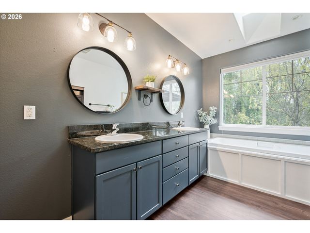 148 W CANYON VIEW Dr, Longview, WA 98632