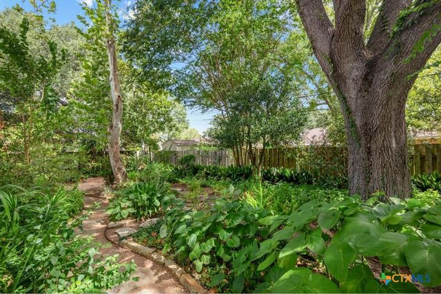 104 Warwick Glen Street, Victoria, TX 77904