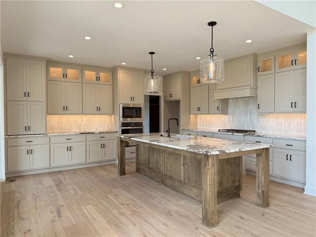 7735 N DONNELLY Avenue, Kansas City, MO 64158