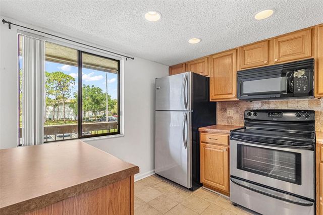 108 WOODLANDS COURT 108, Oldsmar, FL 34677