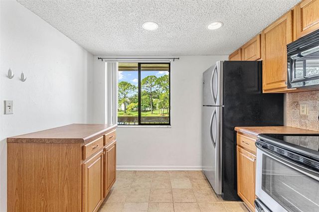 108 WOODLANDS COURT 108, Oldsmar, FL 34677