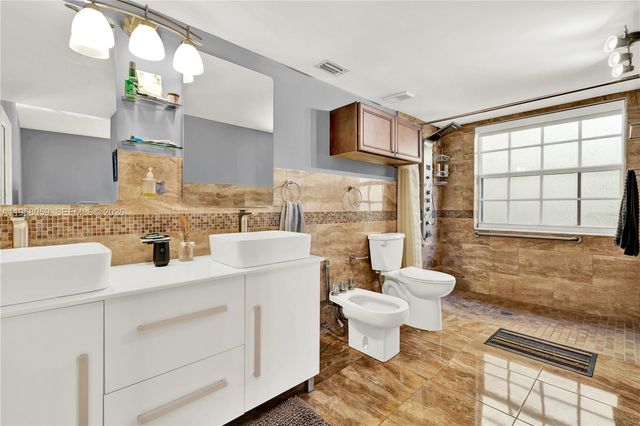 7462 W 29th Way, Hialeah, FL 33018