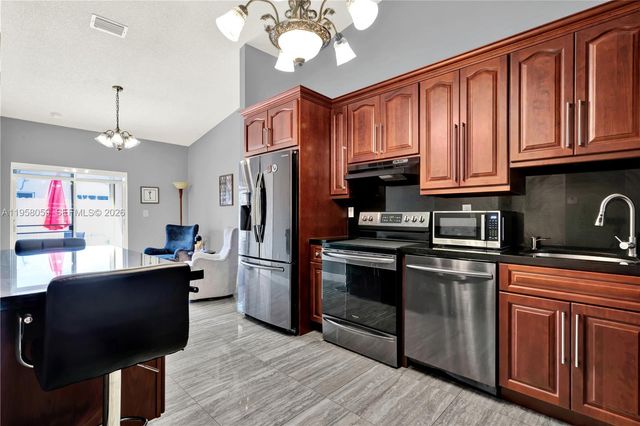 7462 W 29th Way, Hialeah, FL 33018