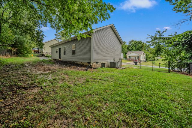 112 Holland Dr, Burns, TN 37029